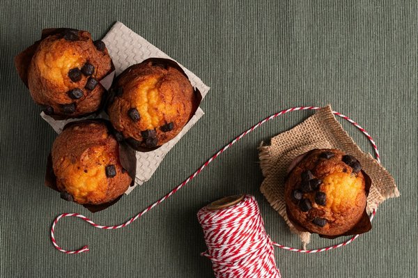 ¿Cuál es la técnica para un bizcocho de yogur ligero y húmedo con topping de frutas?