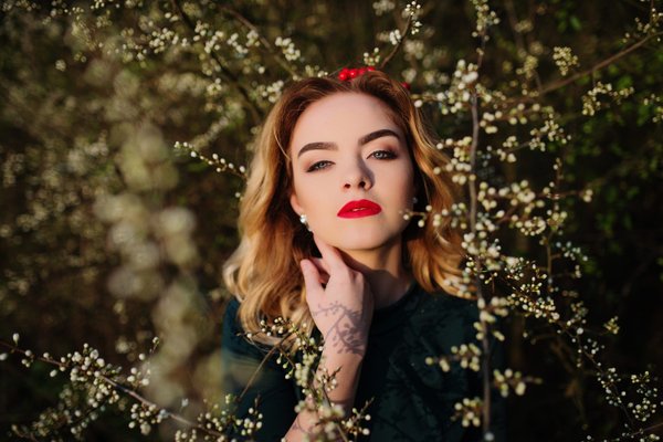 ¿Qué recomendaciones tienes para llevar un mono elegante en una boda de día?