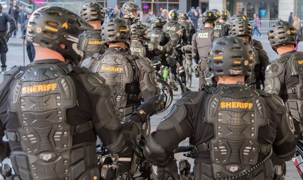 ¿Cómo se puede adaptar el estilo militar en atuendos femeninos y elegantes?